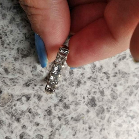 Diamond wedding ring - Picture 8 of 10